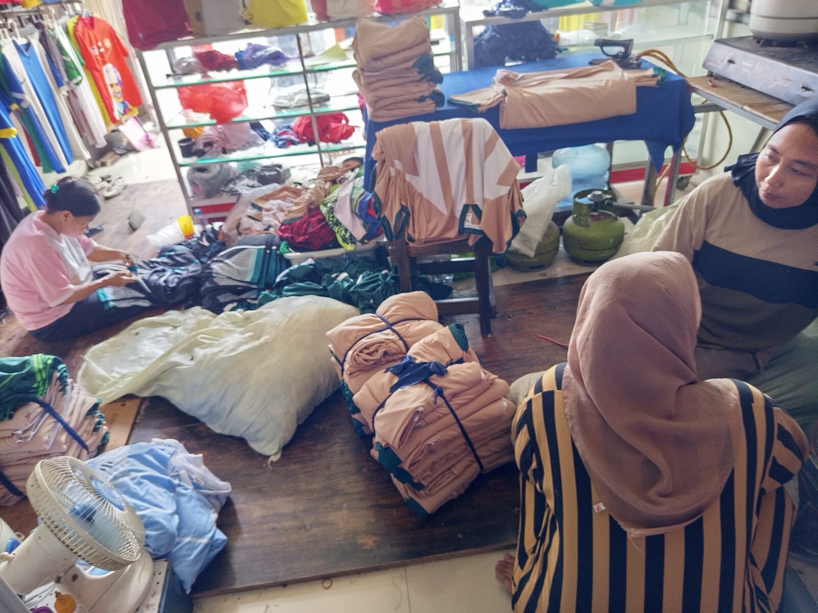 Tim Gosok / Packing Northon Garment